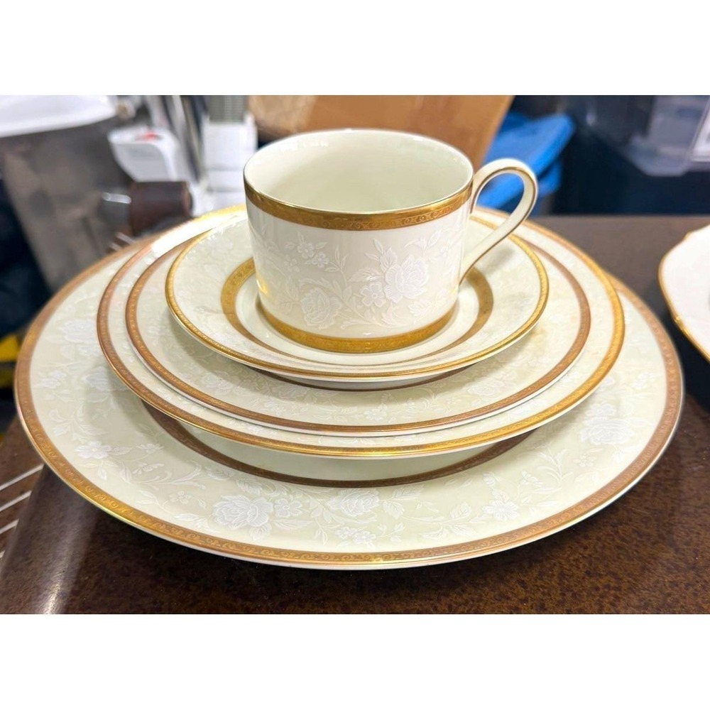 Mikasa Antique Lace L5531 Fine China 5-Piece Place Setting Ivory Gold Japan